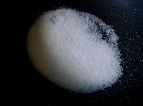 烤爆米花时可以开始准备焦糖浆，将白糖放入不粘锅，不用搅拌，小火熬煮至焦糖色