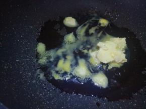 放入黄油，边煮边搅拌均匀