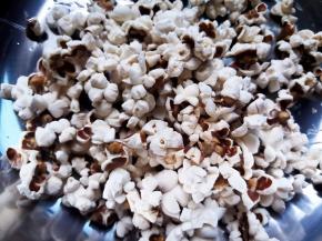 将焦糖浆倒入烤好的爆米花