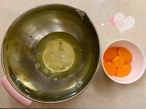 分离蛋黄蛋清，蛋清放冰箱冷冻或冷藏，冷冻效果更好一些，不易消泡。