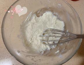 筛入低粉“之”字形混合均匀。