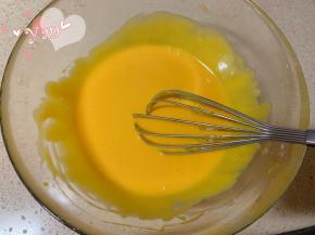 最后加入蛋黄混合搅匀。