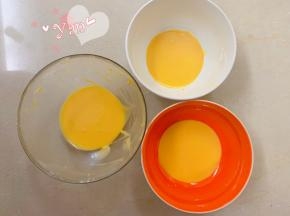 将蛋黄糊分成三份。