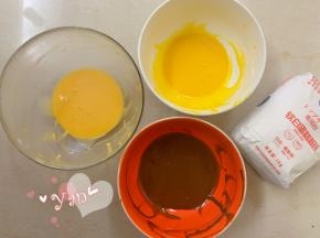其中一份加入3滴黄色素，一份加入可可溶液(可可粉+热水拌匀放凉)。
