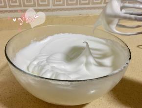 蛋白分三次加入糖打发至小弯钩状态。