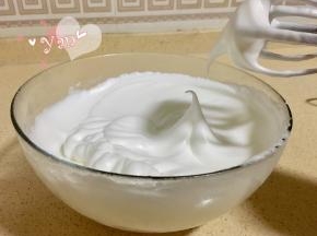 蛋白分三次加入糖打发至小弯钩状态。