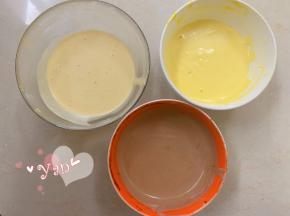 分别取等量蛋白到蛋黄糊里，翻版均匀。
