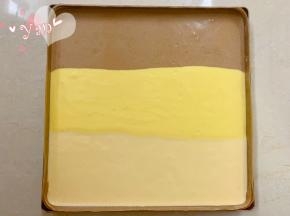 分别挤入烤盘里。