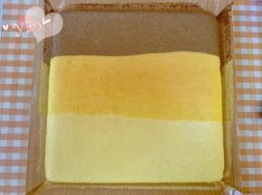 放入提前预热好的烤箱，中层，上下火，150度烤30分钟。烤好的蛋糕取出，放晾网上晾凉，撕开四边的油布。