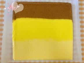 蛋糕铺上油纸，翻面，撕开油布，毛巾面出来。