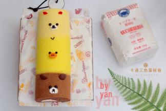 定型好的蛋糕卷头和尾切掉一点，分别用巧克力酱、淡奶油、杏仁片、粉色色素、巧克力豆、橙子皮画出卡通表情即可。