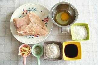 准备好材料，我用的是鸡胸肉，清洗干净，沥干水分备用。