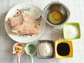 准备好材料，我用的是鸡胸肉，清洗干净，沥干水分备用。