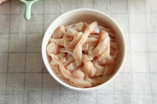 把鸡胸肉切成小拇指粗细的长条状，放入干净碗里。