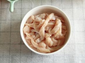 把鸡胸肉切成小拇指粗细的长条状，放入干净碗里。