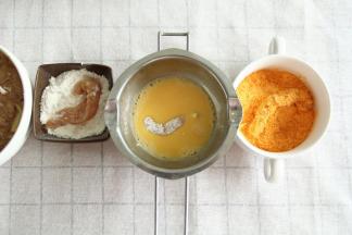 腌制好的鸡柳条，面粉、全蛋液打散、面包糠（黄色）一碗。鸡柳条先裹面粉，再裹蛋液，最后裹上满满一层面包糠。