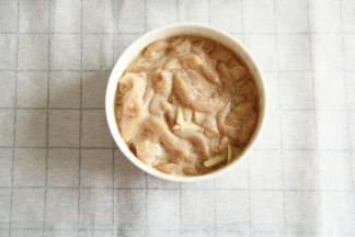 带上手套抓匀，然后盖上保鲜膜腌制30分钟以上。