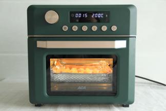 超级快速有没有，而且无油无油，这么热的夏天，进厨房油炸，太考验人了！而且怕油飞溅啊！用空气炸完全不需要担心这个安全问题啊，我是吹着空调，刷着手机，等着鸡柳出炉的！最后2分钟，可以开炉灯检查烘烤情况。