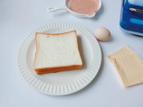 准备自己喜欢的食材来搭配三明治。