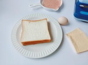 准备自己喜欢的食材来搭配三明治。