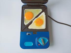 预热好的烤盘放入鸡蛋煎熟盛盘。