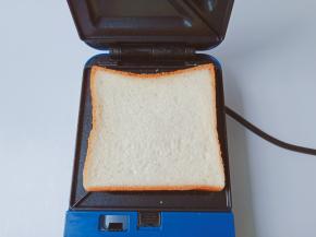 烤盘放入三明治一片。