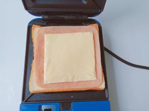 铺上火腿片与芝士。