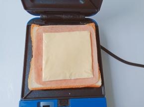 铺上火腿片与芝士。