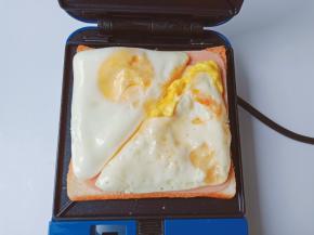 加上煎好的鸡蛋。