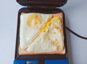 加上煎好的鸡蛋。