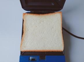 铺上一层火腿片与三明治。