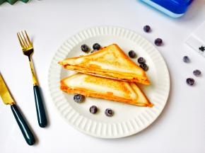 三明治外面吃起来酥酥的，咬一口有芝士的浓浓香味。