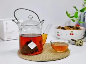 这个时间我又泡了一袋红茶，真正的安静，来自于内心，只追求自身的简单和丰富，茶香中，一颗心慢慢沉静下来，惟愿内心清风朗月。