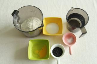 将所有材料准备好，鸡蛋半个就足够了。黑芝麻请用熟的哈！