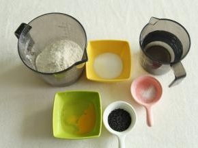 将所有材料准备好，鸡蛋半个就足够了。黑芝麻请用熟的哈！