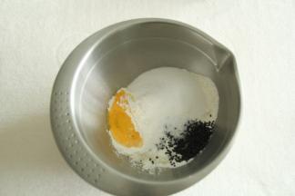 将中筋面粉、鸡蛋、糖、盐、黑芝麻倒入干净盆中。