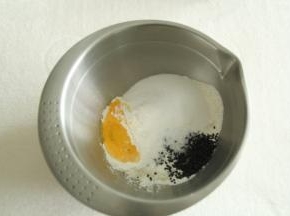 将中筋面粉、鸡蛋、糖、盐、黑芝麻倒入干净盆中。