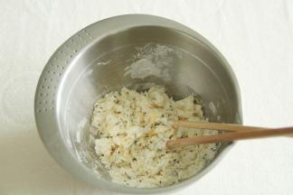 一边加水一边用筷子搅拌，成絮状。和揉馒头面差不多。