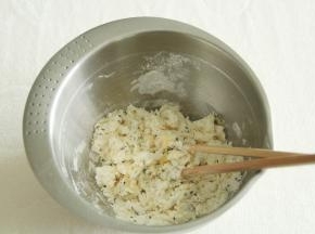 一边加水一边用筷子搅拌，成絮状。和揉馒头面差不多。