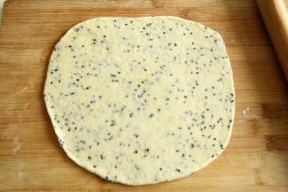 揉成团的面粉盖上保鲜膜静置松弛20-30分钟。然后取出，放在干净案板上，擀开成长方形薄片，尽量薄一些就好。粘手的话可以撒些粉防黏。