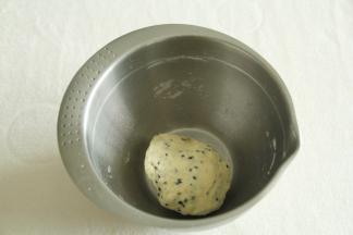 然后就戴手套开始揉，揉成无干粉的团。注意，面团是偏硬的，所有水的量要控制好，根据面粉的吸水量略有差异。基本边倒水，边用筷子搅拌成絮状就差不多了。