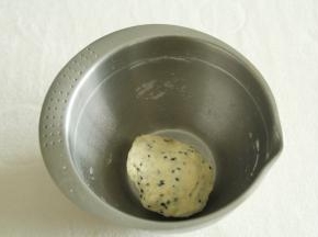 然后就戴手套开始揉，揉成无干粉的团。注意，面团是偏硬的，所有水的量要控制好，根据面粉的吸水量略有差异。基本边倒水，边用筷子搅拌成絮状就差不多了。