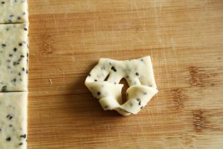 取一头从最中间的刀口处翻进去。