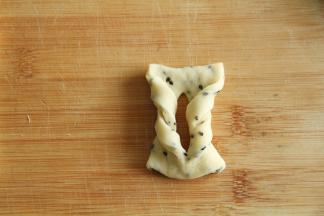 整理下形状，类似剪口蝴蝶结的形状。