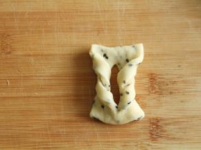 整理下形状，类似剪口蝴蝶结的形状。