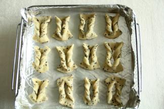 排入垫了锡纸的烤篮中。这一份正好12个哈，没有边角料多。