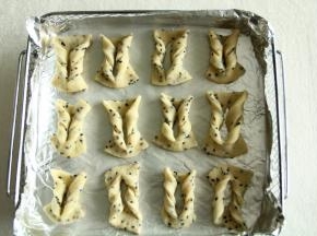 排入垫了锡纸的烤篮中。这一份正好12个哈，没有边角料多。