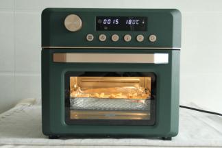 放入我们的空气炸烤箱，没有预热，没有预热！超方便有没有。就算忘了预热也没有关系的！开空气炸功能，180度，烤15分钟。9分钟的时候可以取出，翻面烤。