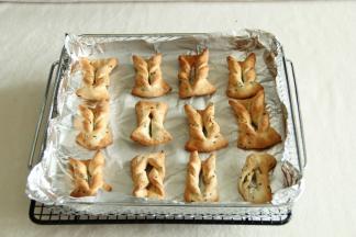 没有刷油，所以中途翻面烤了。到时间，出炉，上色均匀，金黄色。掰开一块，也是很酥脆的！