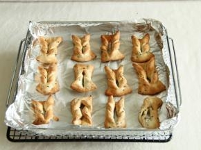 没有刷油，所以中途翻面烤了。到时间，出炉，上色均匀，金黄色。掰开一块，也是很酥脆的！